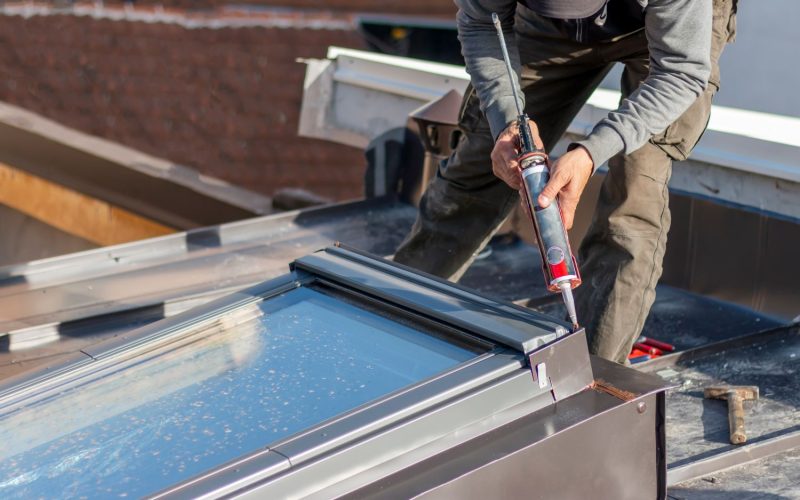 Application de mastic joint sur une fenêtre de toit pour étanchéité